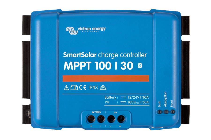 Does the Victron MPPT 100/30 model SCC110030210 controller automatically recognize battery voltage?